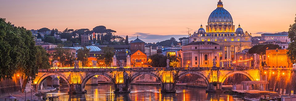 Kveldsbilde av Peterskirken og Engelsborg broen i Roma, reflektert i elven Tiber.