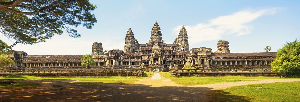 Det storslåtte Angkor Wat i Kambodsja, et historisk tempelkompleks omkranset av frodig natur.