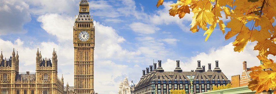 Big Ben og Westminster-palasset i London, innrammet av gyldne høstløv.